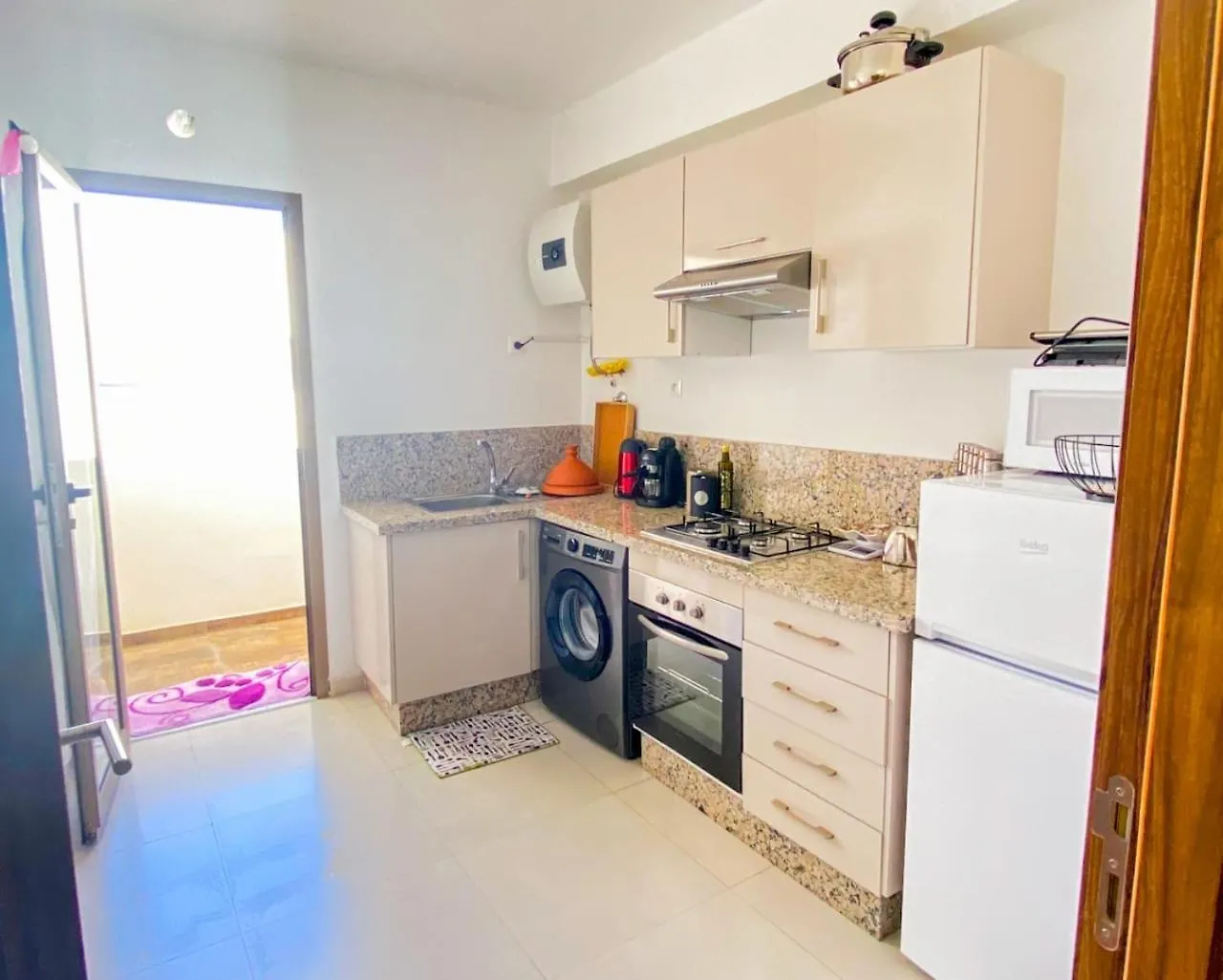 Appartamento Appartement De Luxe Vue Mer Avec Climatisation ! A 5 Minutes A Pied De La Plage ! A Environ 6 Minutes En Voiture Du Centre D'Agadir Et A 10 Minutes En Voiture De Taghazout ! Marocco