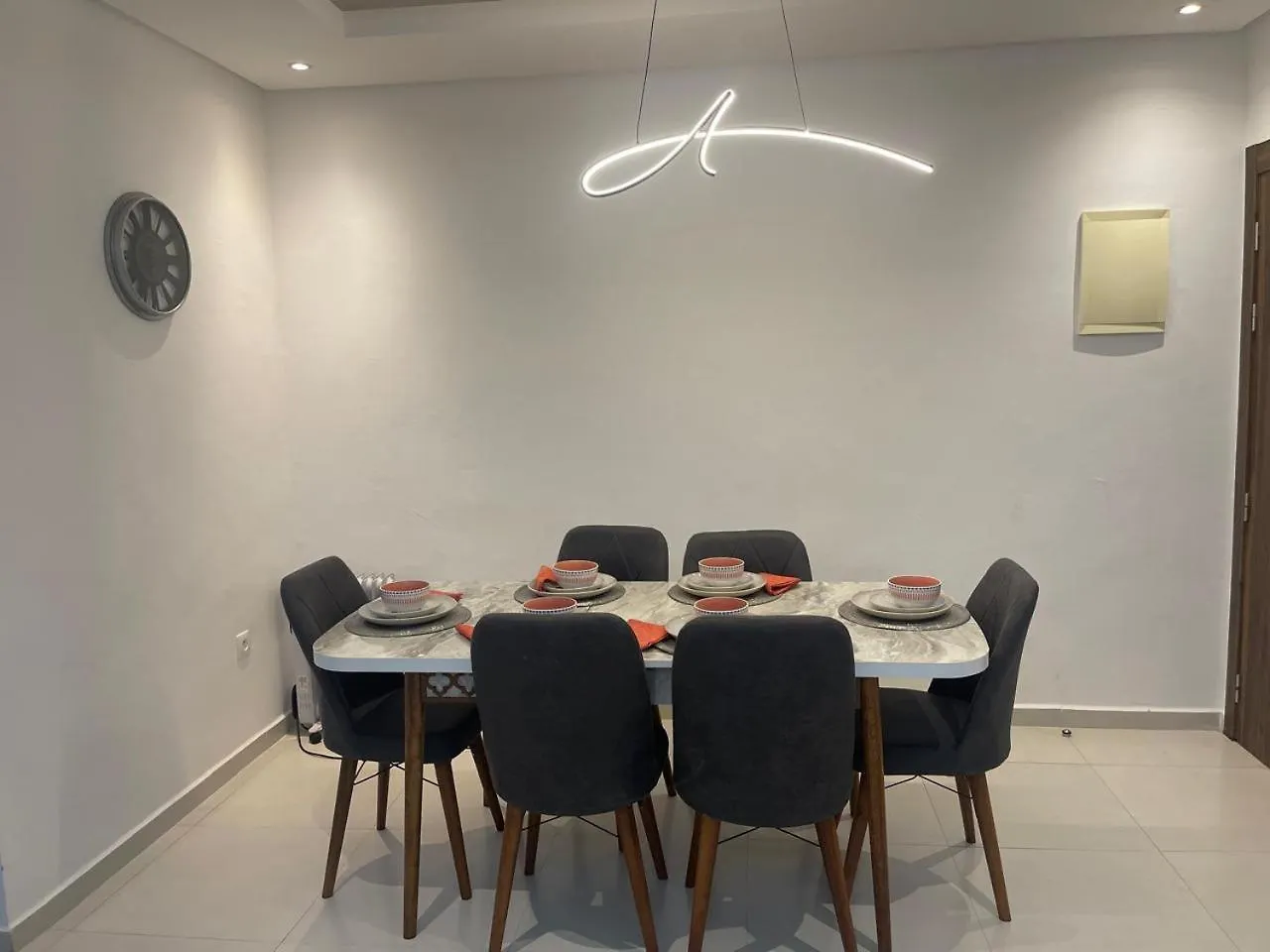 Apartman Appartement De Luxe Vue Mer Avec Climatisation ! A 5 Minutes A Pied De La Plage ! A Environ 6 Minutes En Voiture Du Centre D'Agadir Et A 10 Minutes En Voiture De Taghazout !