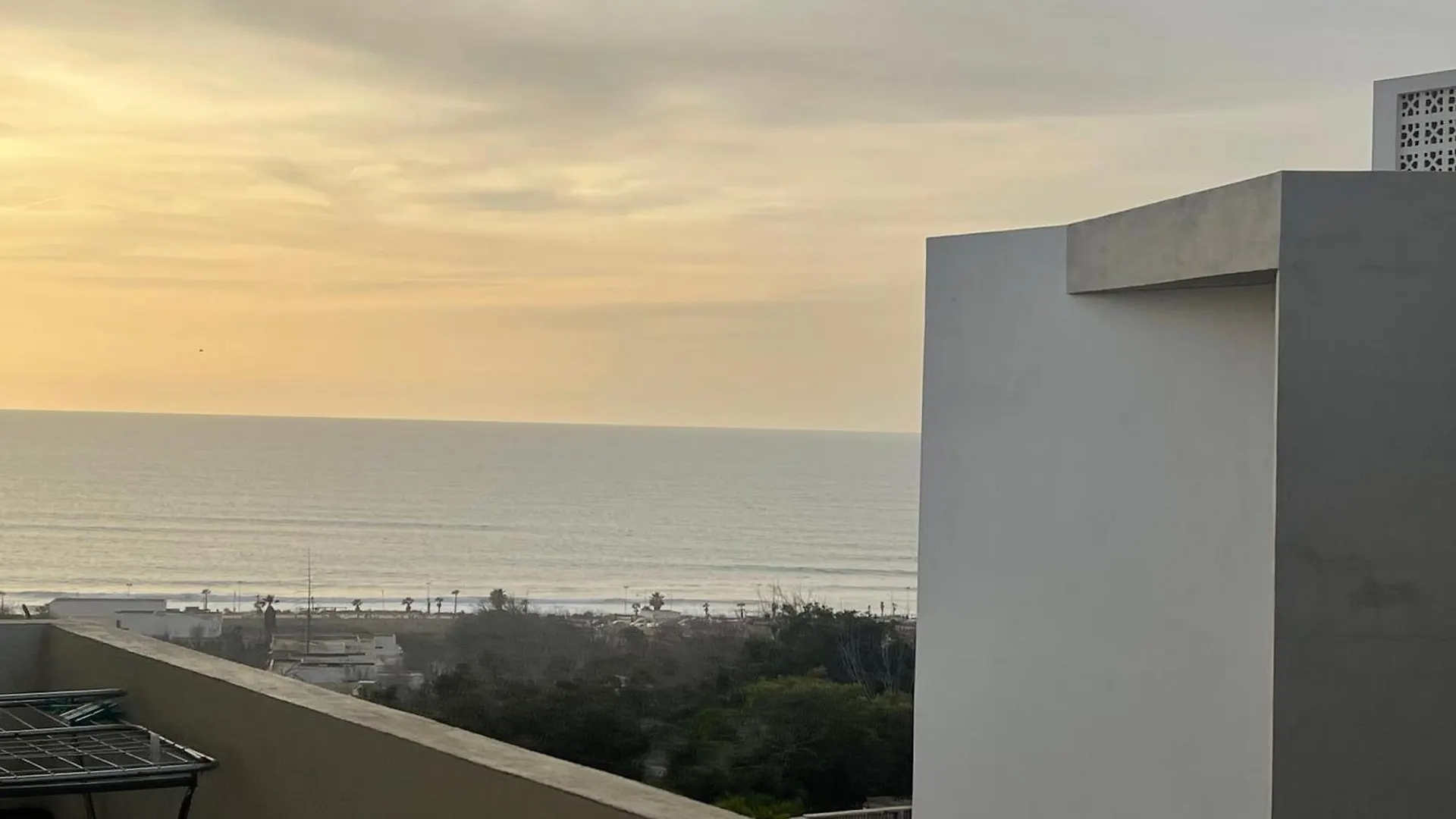 Apartman Appartement De Luxe Vue Mer Avec Climatisation ! A 5 Minutes A Pied De La Plage ! A Environ 6 Minutes En Voiture Du Centre D'Agadir Et A 10 Minutes En Voiture De Taghazout ! Marokkó