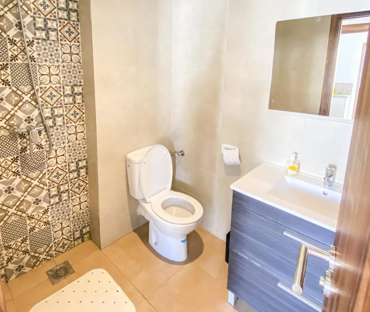 Apartman Appartement De Luxe Vue Mer Avec Climatisation ! A 5 Minutes A Pied De La Plage ! A Environ 6 Minutes En Voiture Du Centre D'Agadir Et A 10 Minutes En Voiture De Taghazout ! Marokkó